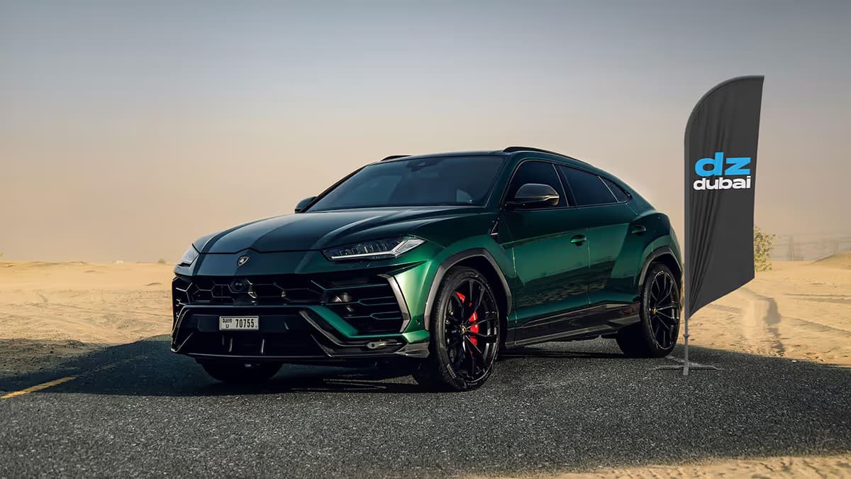 Auto di lusso parcheggiata a Dubai con dzdubai