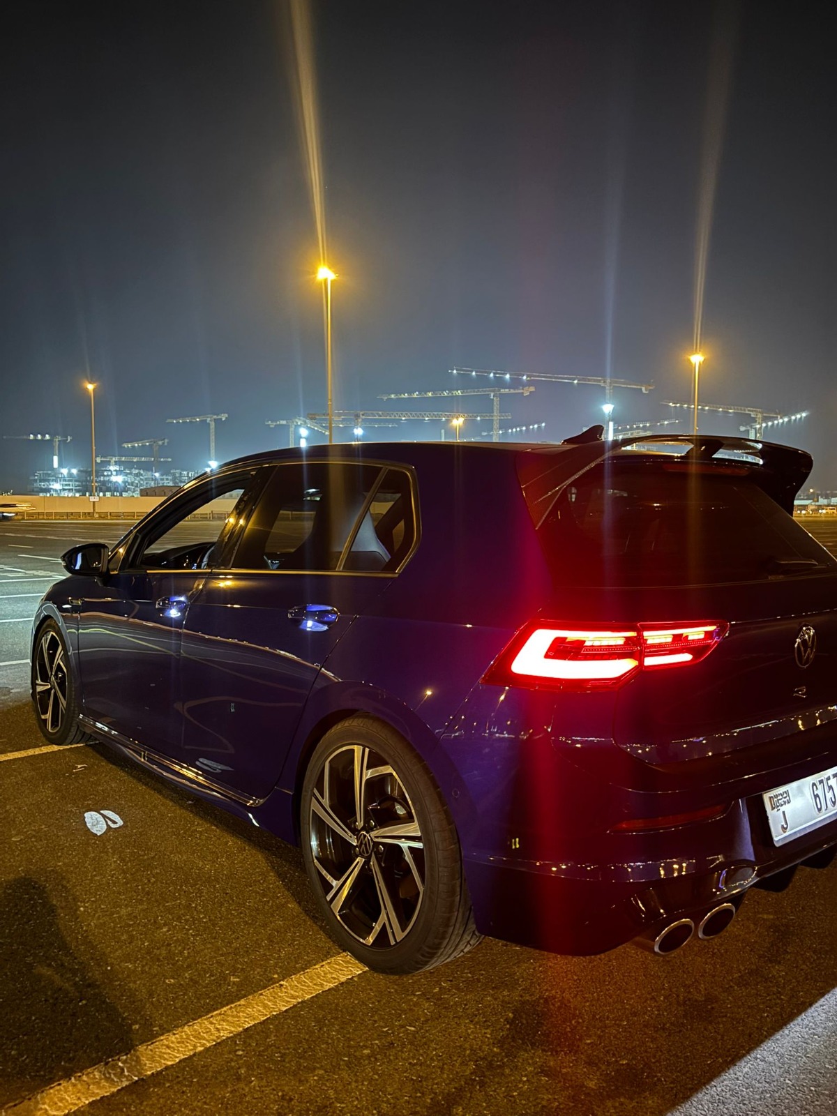 Foto des Kunden nach der Lieferung des Volkswagen Golf 8 R, das seine Zufriedenheit nach dem Upgrade und der Fahrzeugübergabe in Dubai bestätigt.