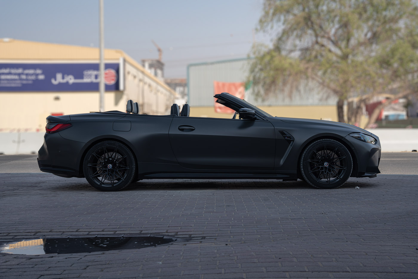 صورة 2 لـ Bmw M4 Competition Convertible - Frozen Black Metallic 2024