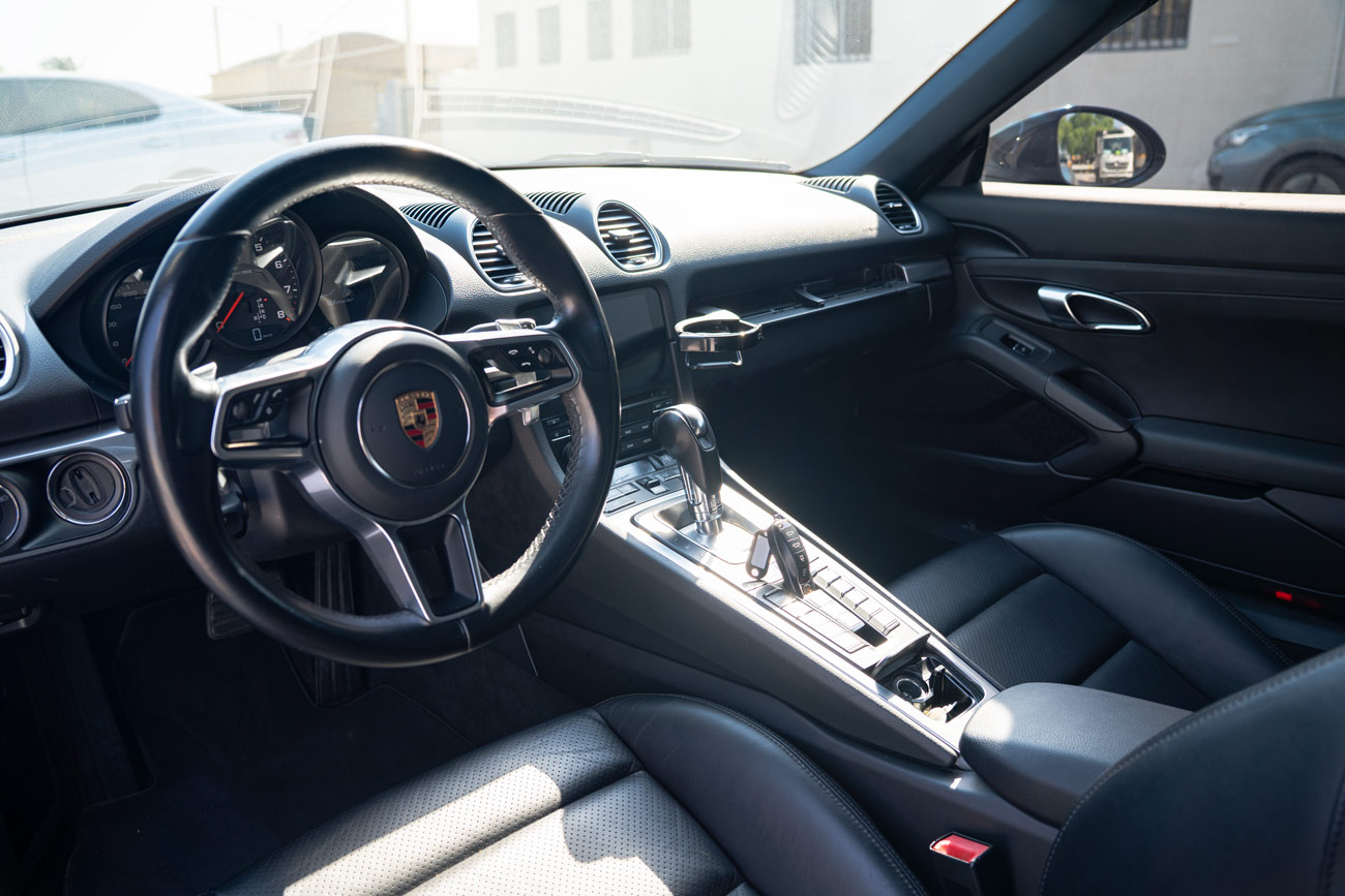 صورة 6 لـ Porsche 718 Boxster - Jet Black Metallic 2024