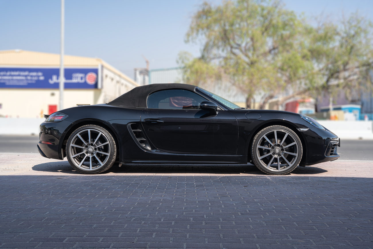 صورة 2 لـ Porsche 718 Boxster - Jet Black Metallic 2024