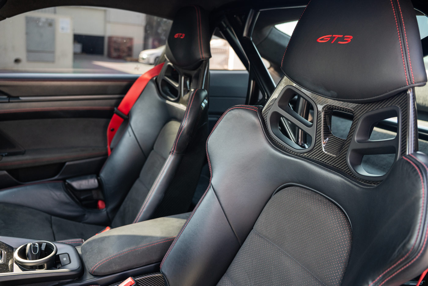 Porsche 911 GT3 - Jet Black Metallic 2024 photo 6